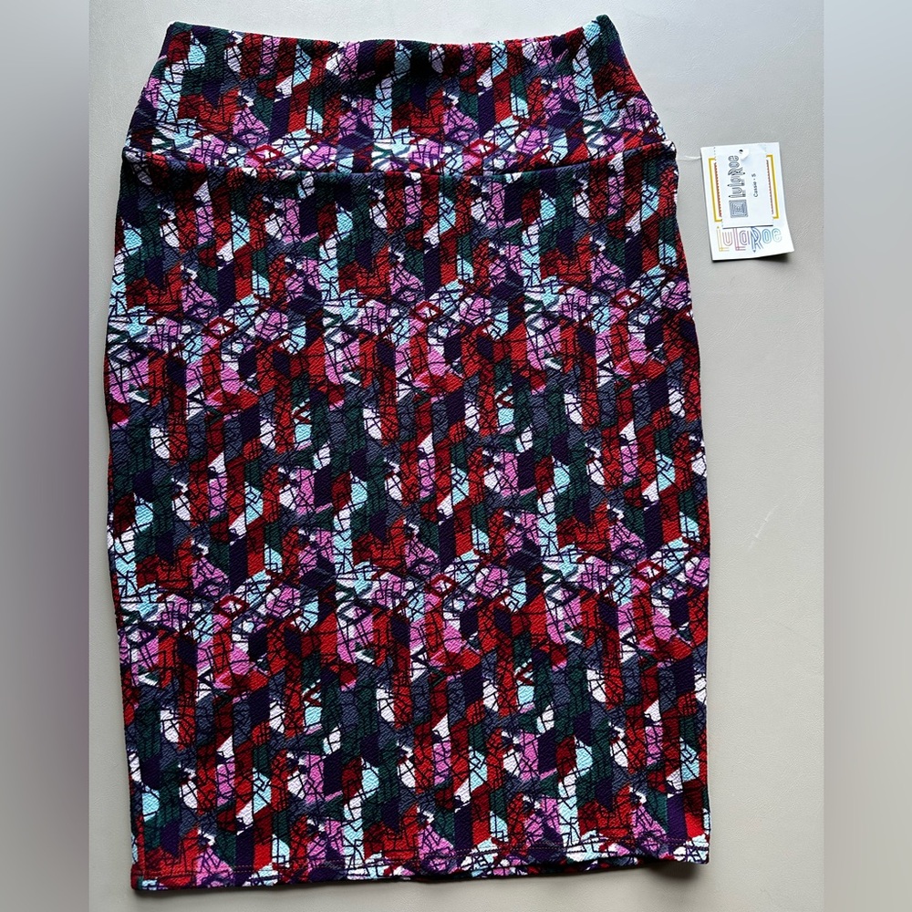 LuLaRoe Cassie 
Size: S (6-8)
Color: Multi